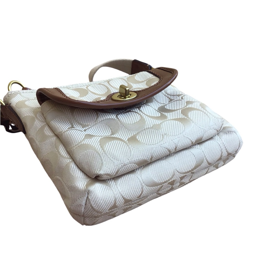 Coach Campbell Signature Twill Swingpack - Picture 16 of 17